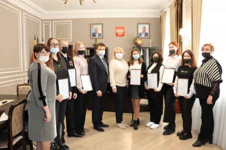 Ялтинским школьникам вручили сертификаты на получение стипендии Совета министров Республики Крым