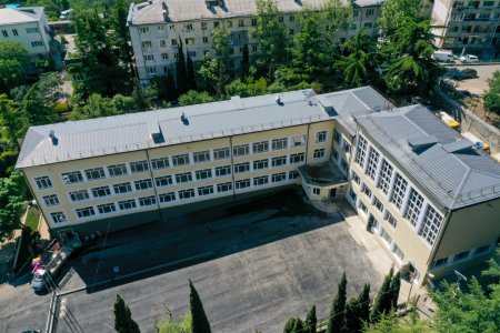 Ремонт Гаспринской средней школы завершен на 70%