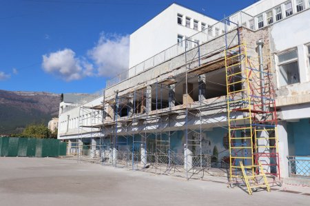 В Ялте продолжается капитальный ремонт средней школы №11